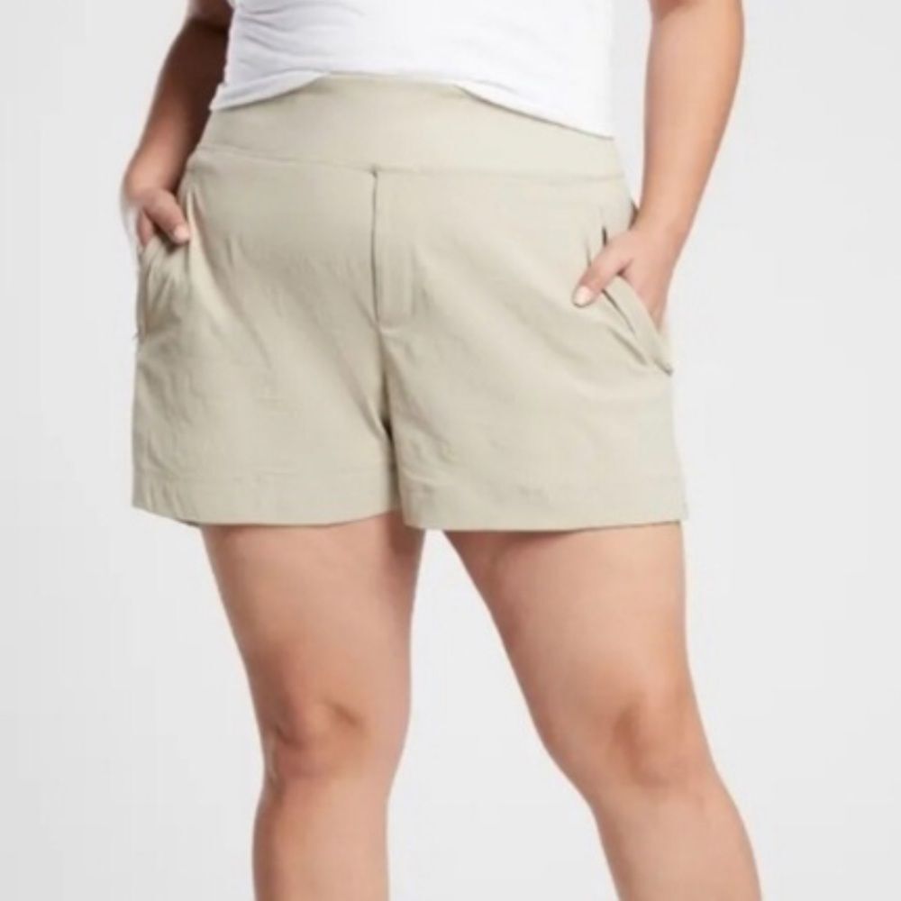 Athleta Trekkie North Short Khaki Size 18
